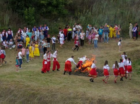 У Чуднові відсвяткували Івана Купала: обрядове дійство та тематичні конкурси на березі Тетерева